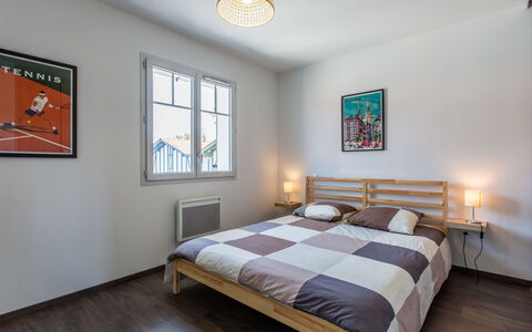 Les Fougères: Mobilia, Proprietà, Finestra, Costruzione, Cornice, Comfort, Azzurro, Legna, Illuminazione