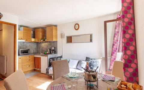Les Bottières 110: Proprietà, Arancia, Divano, Cornice, Legna, Interior Design, Tavolo, Soggiorno, Pavimento, Immobiliare