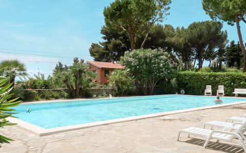 Ventimiglia 638: Acqua, Pianta, Cielo, Piscina, Albero, Shade, Materiale Composito, Erba, Tempo Libero, Paesaggio