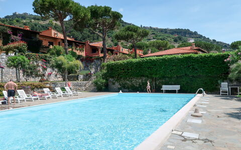 Ventimiglia 638: Acqua, Cielo, Pianta, Piscina, Costruzione, Albero, Nube, Corpo D'Acqua, Tempo Libero, Materiale Composito