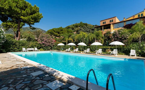 Ventimiglia 638: Cielo, Proprietà, Mobilia, Tavolo, Azzurro, Sedia, Costruzione, Finestra, Shade, Architettura