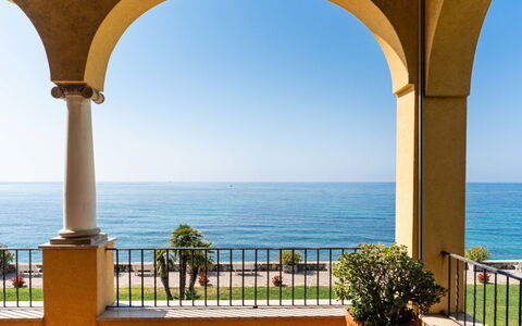 Ventimiglia 638: Cielo, Proprietà, Mobilia, Tavolo, Azzurro, Sedia, Costruzione, Finestra, Shade, Architettura
