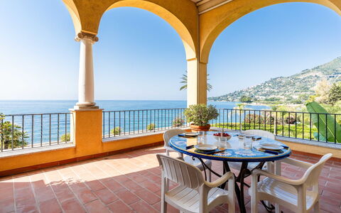 Ventimiglia 638: Cielo, Proprietà, Mobilia, Tavolo, Azzurro, Sedia, Costruzione, Finestra, Shade, Architettura