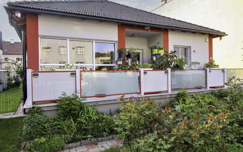 Gloggnitz: Facciata, Casa, Zona Residenziale, Casa, Balcone, Vaso Di Fiori, Pianta Della Casa, Portico, Shade, Cortile
