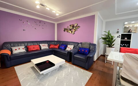 Gloggnitz: Mobilia, Interior Design, Pavimentazione, Divano, Pavimento, Camera, Legna, Soffitto, Soggiorno, Illuminazione