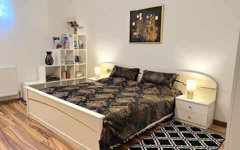 Gloggnitz: Letto, Mobilia, Bedding, Camera Da Letto, Lenzuolo, Interior Design, Legna, Biancheria, Camera, Pavimento