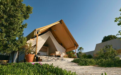 Luxuszelt Safari für 6 Personen 100.2: Pianta, Acqua, Proprietà, Mobilia, Costruzione, Tavolo, Finestra, Azzurro, Sedia, Interior Design