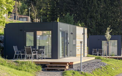 Mit 2 Schlafzimmern 100.3: Mobilia, Costruzione, Tavolo, Pianta, Sedia, Pianta Della Casa, Shade, Arancia, Interior Design, Pavimentazione