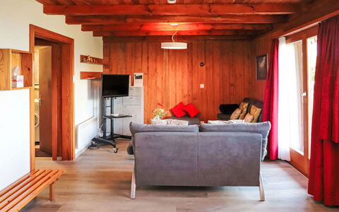 Dorine: Comfort, Legna, Interior Design, Pavimentazione, Pavimento, Tenda, Rosso, Latifoglie, Soggiorno, Decorazione