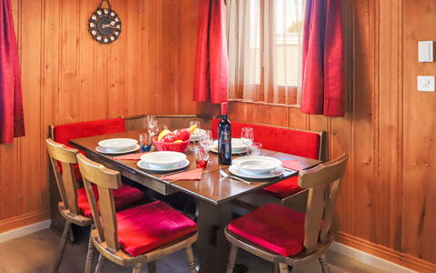 Dorine: Tavolo, Mobilia, Finestra, Sedia, Tenda, Tavola, Costruzione, Legna, Interior Design, Illuminazione