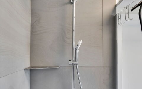Ferienhaus Bude 92: Idraulico Fixture, Soffione Doccia, Doccia, Pavimentazione, Doccia Bar, Pavimento, Bagno, Interior Design, Idraulico, Pannello Doccia