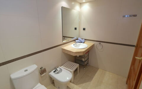Golden Beach: Proprietà, Idraulico Fixture, Toilet Seat, Interior Design, Architettura, Pavimento, Bagno, Pavimentazione, Gabinetto, Costruzione