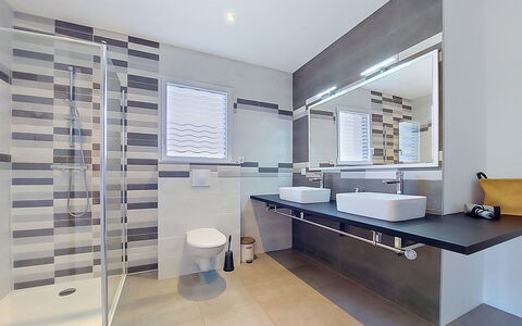 Villa Kerlina: Idraulico Fixture, Pavimentazione, Interior Design, Bagno, Pavimento, Piastrella, Idraulico, Soffitto, Materiale Composito, Rubinetto