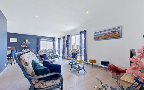 Villa Kerlina: Mobilia, Interior Design, Pavimentazione, Pavimento, Sedia, Soffitto, Camera, Appartamento, Divano, Soggiorno