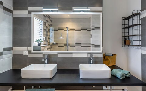 Villa Kerlina: Rubinetto, Specchio, Idraulico Fixture, Lavello, Proprietà, Controsoffitto, Cabinetry, Lavandino Del Bagno, Interior Design, Legna