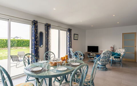 Villa Kerlina: Proprietà, Mobilia, Tavolo, Sedia, Azzurro, Finestra, Legna, Interior Design, Pavimento, Shade