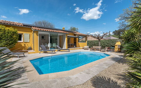 Le Clos du Mûrier: Acqua, Nube, Pianta, Cielo, Costruzione, Proprietà, Piscina, Azzurro, Finestra, Architettura