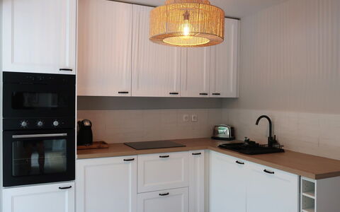 Le Clos du Mûrier: Cabinetry, Controsoffitto, Lavandino Della Cucina, Proprietà, Mobilia, Lavello, Cucina, Costruzione, Legna, Illuminazione