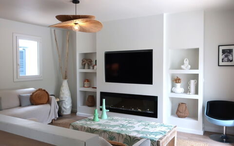 Le Clos du Mûrier: Mobilia, Proprietà, Divano, Tavolo, Legna, Comfort, Interior Design, Illuminazione, Soggiorno