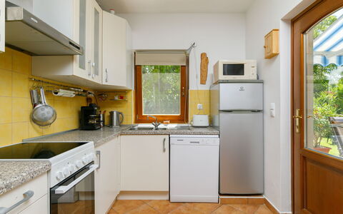 Nadori 3: Cabinetry, Controsoffitto, Lavandino Della Cucina, Lavello, Elettrodomestico Da Cucina, Cucina, Legna, Cucina Stufa, Pianta, Pianta Della Casa
