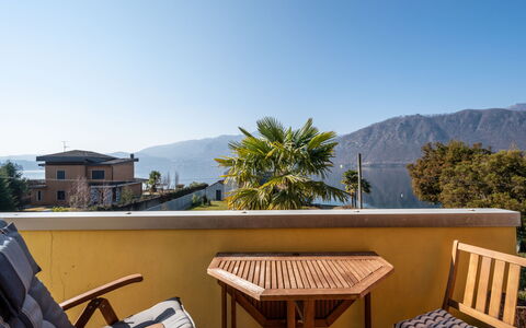 Borgo San Giulio: Cielo, Mobilia, Costruzione, Proprietà, Montagna, Azzurro, Albero, Mobili Da Esterno, Shade, Casa