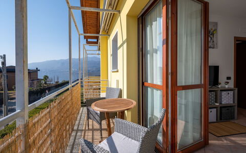 Borgo San Giulio: Proprietà, Costruzione, Finestra, Cielo, Tavolo, Legna, Shade, Interior Design, Porta, Pavimento