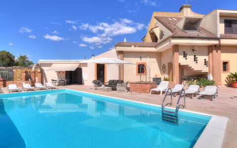 Smeraldo: Cielo, Nube, Acqua, Proprietà, Costruzione, Pianta, Piscina, Azzurro, Sedia, Casa