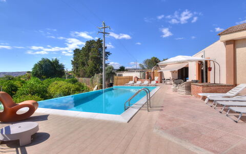 Smeraldo: Cielo, Nube, Costruzione, Acqua, Piscina, Shade, Casa, Albero, Mobili Da Esterno, Interior Design