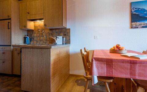 Südlenz 32 3. Og Süd: Proprietà, Cabinetry, Tavolo, Controsoffitto, Elettrodomestico Da Cucina, Costruzione, Legna, Lavandino Della Cucina, Interior Design, Lavello