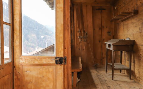 Chalet Pierre Fleur: Pianta, Acqua, Proprietà, Mobilia, Costruzione, Tavolo, Finestra, Azzurro, Sedia, Interior Design