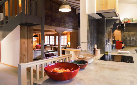 Chalet Pierre Fleur: Pianta, Acqua, Proprietà, Mobilia, Costruzione, Tavolo, Finestra, Azzurro, Sedia, Interior Design