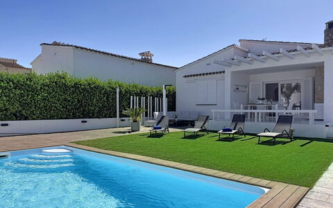 Otlo: Piscina, Zona Residenziale, Casa, Casa, Ricorrere, Estate, Tetto, Materiale Composito, Cortile, Villa