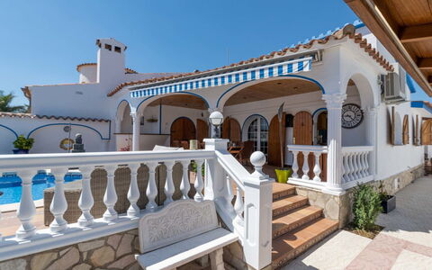 Romulia: Pianta, Acqua, Proprietà, Mobilia, Costruzione, Tavolo, Finestra, Azzurro, Sedia, Interior Design