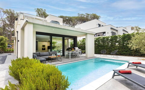Alyssa: Cielo, Acqua, Pianta, Nube, Proprietà, Piscina, Costruzione, Albero, Shade, Interior Design