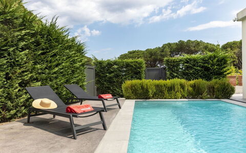 Alyssa: Acqua, Nube, Pianta, Cielo, Piscina, Costruzione, Shade, Mobili Da Esterno, Albero, Erba