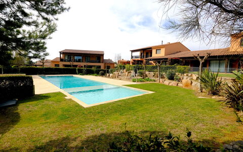 Rabassades: Pianta, Acqua, Proprietà, Mobilia, Costruzione, Tavolo, Finestra, Azzurro, Sedia, Interior Design
