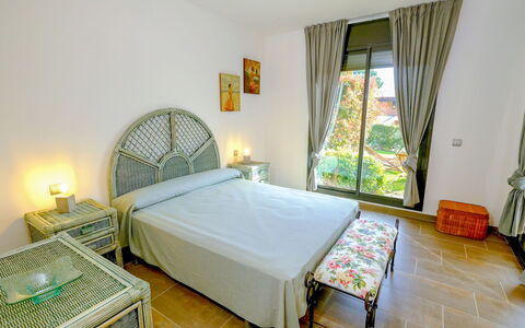 Rabassades: Pianta, Acqua, Proprietà, Mobilia, Costruzione, Tavolo, Finestra, Azzurro, Sedia, Interior Design