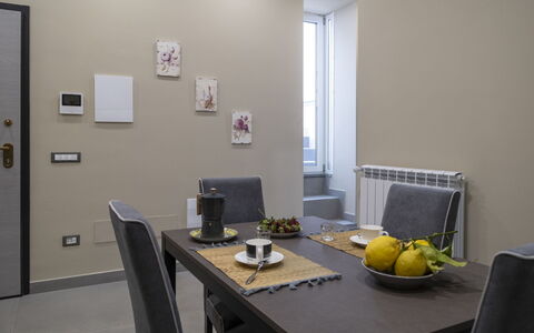 Daydreaming: Pianta, Acqua, Proprietà, Mobilia, Costruzione, Tavolo, Finestra, Azzurro, Sedia, Interior Design