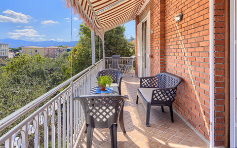 Villa La Rodina - Diano Marina: Proprietà, Costruzione, Cielo, Pianta, Nube, Vaso Di Fiori, Interior Design, Portico, Shade, Legna