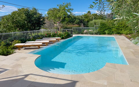 Villa La Rodina - Diano Marina: Acqua, Proprietà, Pianta, Cielo, Piscina, Azzurro, Shade, Albero, Corpo D'Acqua, Rettangolo