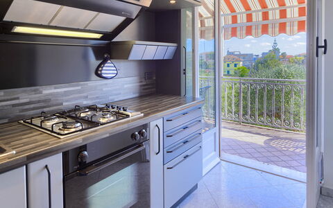 Villa La Rodina - Diano Marina: Cabinetry, Stufa A Gas, Controsoffitto, Elettrodomestico Da Cucina, Piano Cottura, Cucina Stufa, Lavandino Della Cucina, Legna, Costruzione, Cucina