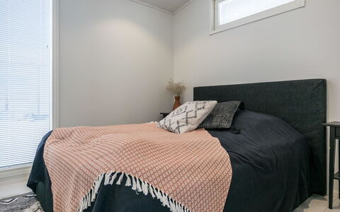 Villa Kuortane: Letto, Camera Da Letto, Bedding, Lenzuolo, Interior Design, Mobilia, Legna, Biancheria, Pavimentazione, Pavimento