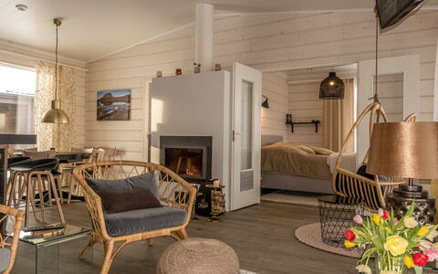 Haltinmalla: Mobilia, Interior Design, Legna, Pavimentazione, Soffitto, Pavimento, Camera, Sedia, Illuminazione, Soggiorno