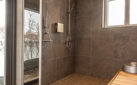 Haltinmalla: Pavimentazione, Parete, Pavimento, Idraulico Fixture, Bagno, Interior Design, Idraulico, Soffitto, Piastrella, Soffione Doccia