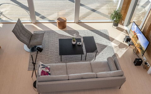 Paloranta: Mobilia, Pavimentazione, Divano, Pavimento, Soggiorno, Interior Design, Sedia, Tavolino Da Caffè, Pavimento In Legno