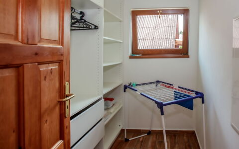 Dehtáře: Proprietà, Cabinetry, Finestra, Legna, Cornice, Interior Design, Architettura, Costruzione, Pavimentazione
