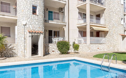 Flamicell: Acqua, Pianta, Proprietà, Finestra, Costruzione, Blu, Azzurro, Piscina, Corpo D'Acqua, Urban Design