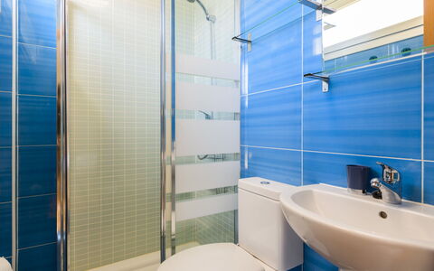 Residencial Oropesa - la Concha: Idraulico Fixture, Lavello, Proprietà, Rubinetto, Blu, Costruzione, Bagno, Viola, Lavandino Del Bagno, Interior Design