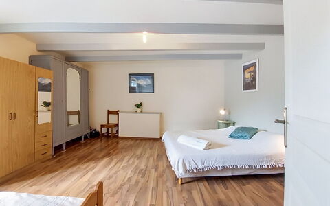 Ty Coz: Mobilia, Letto, Interior Design, Pavimento, Camera Da Letto, Pavimentazione, Parete, Bedding, Lenzuolo, Camera