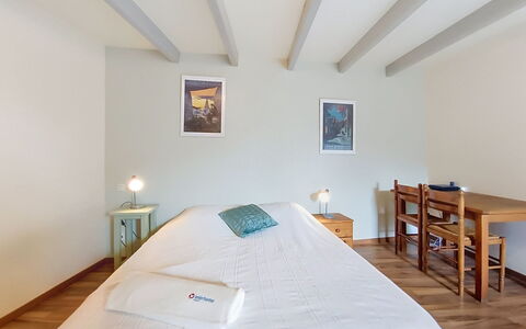 Ty Coz: Letto, Interior Design, Pavimentazione, Pavimento, Camera Da Letto, Mobilia, Parete, Legna, Soffitto, Lenzuolo